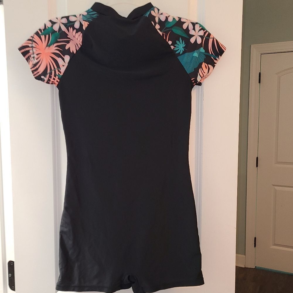 Tropical Print Women’s Rashguard Swimsuit - Picture 8 of 10